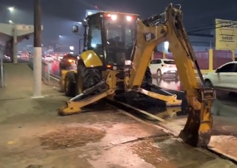 Bairros podem ficar sem água após tubulação romper em avenida de Manaus