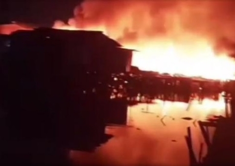 Incêndio destrói mais de 100 moradias em comunidade em São Paulo