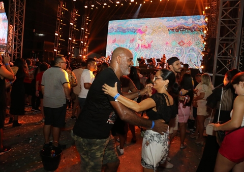 Casal com samba no pé vira ‘xodó’ de Zeca Pagodinho no 2º dia do ‘Sou Manaus'