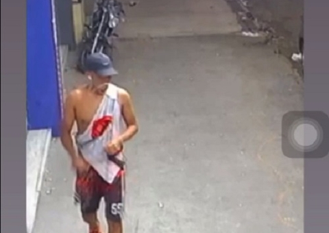 Vídeo mostra homem roubando moto em frente à clínica veterinária em Manaus