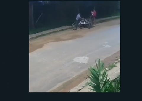 Vídeo mostra momento que homem furta blocos de calçada no Amazonas