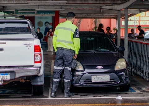 Dez motoristas são notificados por uso indevido de vagas especiais em Manaus