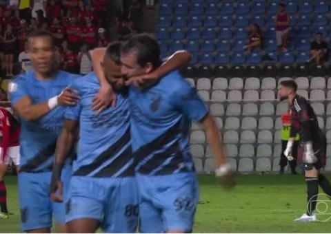 Athletico passeia, e Flamengo chega sob pressão na final