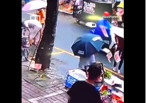 Homem joga US$ 2 mil na rua após terminar namoro; vídeo