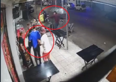 Bandidos rendem clientes e funcionários durante assalto a churrascaria em Manaus; vídeo