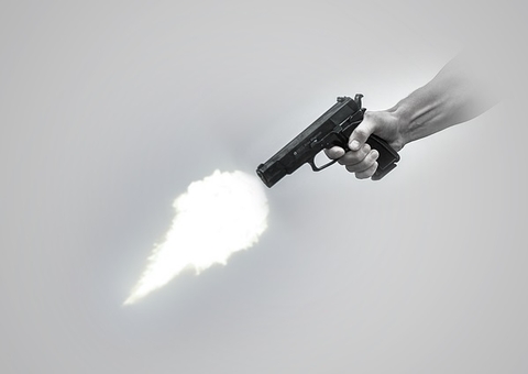 Motociclista de app é baleado após entregar moto para assaltantes em Manaus