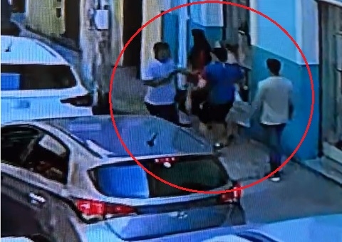 Homem é cercado por criminosos e assaltado no Centro de Manaus; vídeo