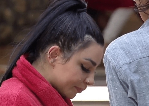 Jenny chora de saudades de Bia Miranda: 'Quero falar com ela'