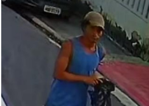 Vídeos mostram momento que homem rouba lacre de placa de carro em Manaus