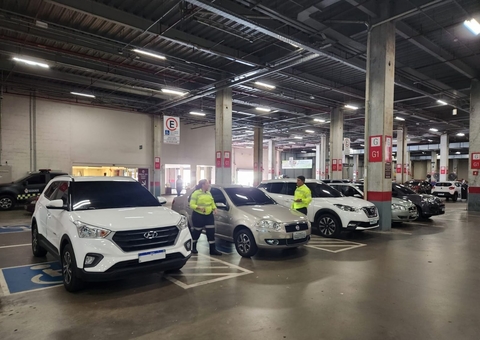 Mais de 20 motoristas são autuados em vagas especiais em supermercados de Manaus