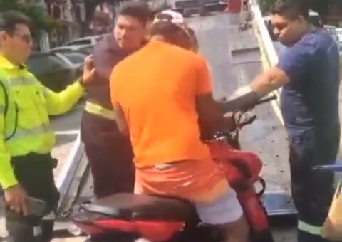 Motociclista se revolta com agentes de trânsito e impede apreensão de moto em Manaus; vídeo