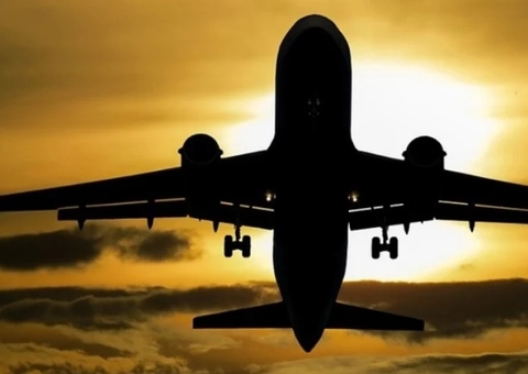 Controladores aéreos de 23 aeroportos entram hoje em greve 