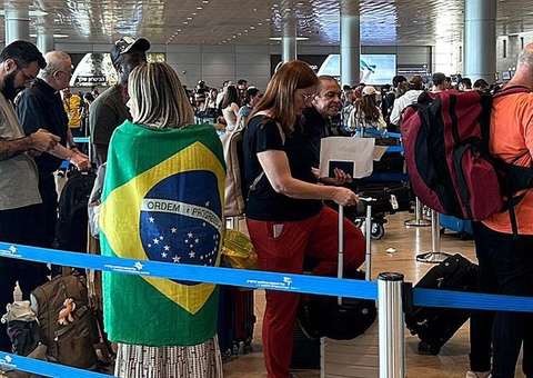 Avião da FAB chega em Brasília com 1º grupo de brasileiros resgatados em Israel