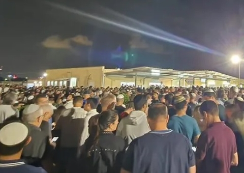 Funeral de brasileira morta em ataque do Hamas reúne milhares em Israel