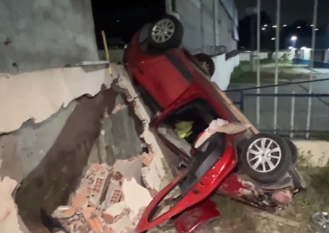 Carro fica destruído após capotar e bater em muro em Manaus