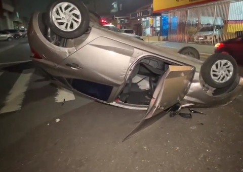 Carro capota e motorista fica preso às ferragens em grave acidente em Manaus