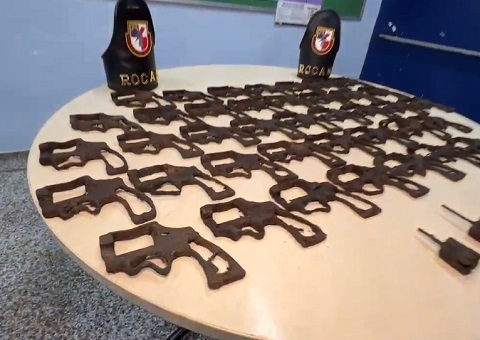 Cerca de 140 carcaças de revólveres são encontrados enterrados na Ponta Negra em Manaus
