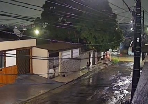 Manaus amanhece sob forte chuva após dias intensos de calor e fumaça das queimadas; vídeo