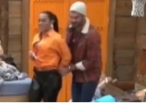 Simioni passa a mão nas partes íntimas de Shay, que reage: 'Que é isso?' 