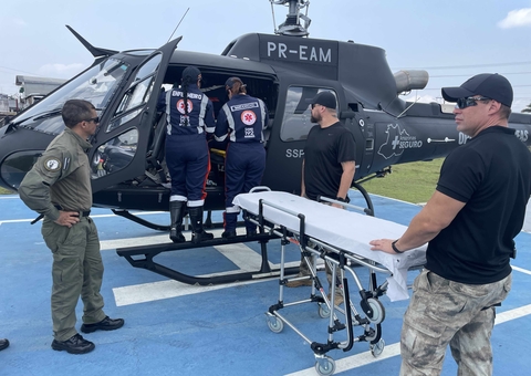 Ribeirinhos afetados pela seca são levados de helicóptero para hospitais no Amazonas