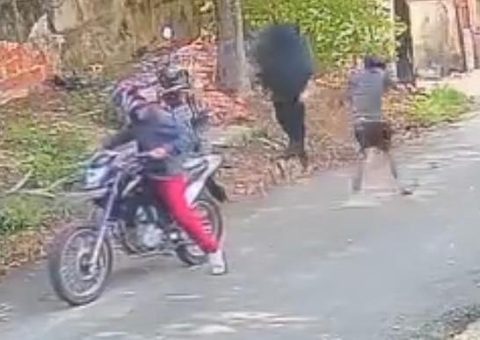 Criminoso joga mulher no chão durante assalto em Manaus; vídeo