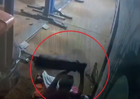 Homem é espancado a pauladas enquanto dormia em oficina no Amazonas; vídeo