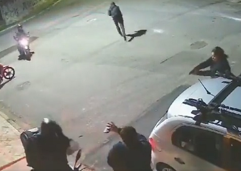 Policial reage a assalto e atira em suspeitos; vídeo