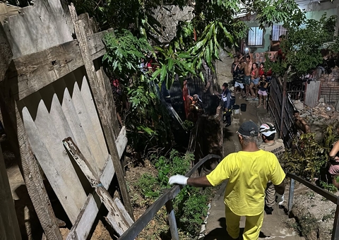 Homem morre carbonizado após casa pegar fogo em Manaus