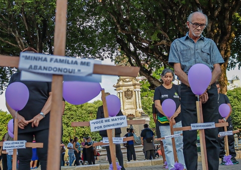 Violência contra idosos: Cruzes são colocadas em frente ao Teatro Amazonas durante manifestação
