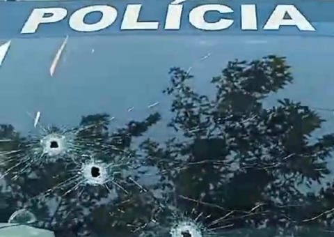 Viatura policial é crivada de tiros durante perseguição a assaltantes em Manaus; vídeo