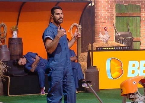 Shay vence prova do Fazendeiro e escapa da roça em A Fazenda