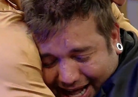 Sander fica aos prantos durante festa em A Fazenda