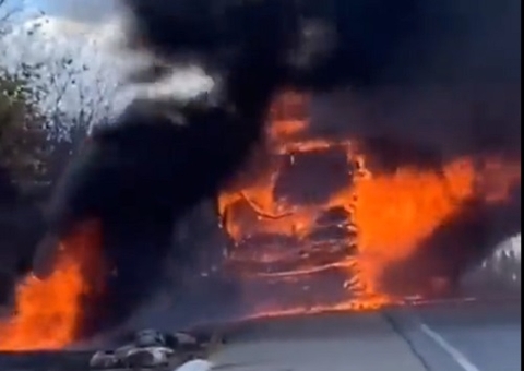 Ônibus com banda do cantor Matheus Fernandes pega fogo 