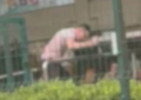 Pai mata morador de rua a facadas após homem tentar vender paçoca para criança