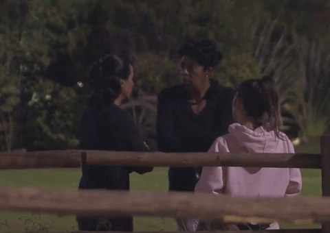 André repreende Márcia Fu por xingar Shay: 'vagabundo'