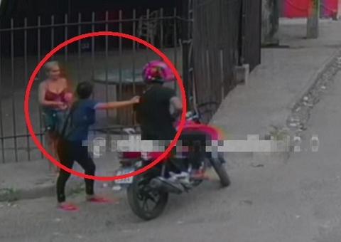 Casal rouba celular de mulher na 'Rua do Inferninho' em Manaus; vídeo