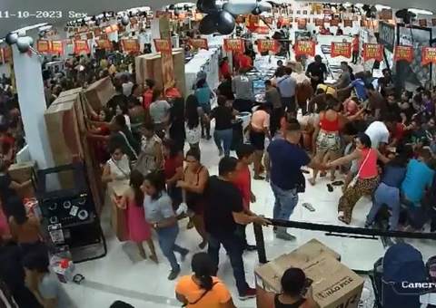 Mulher é pisoteada em tumultuo durante promoção em loja; 16 pessoas ficaram feridas