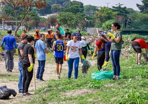 Defensoria mobiliza comunidade e realiza limpeza de igarapé em Manaus