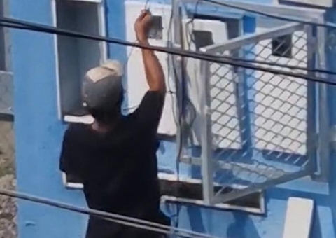 Vídeo mostra homem furtando fios de energia de casa em Manaus