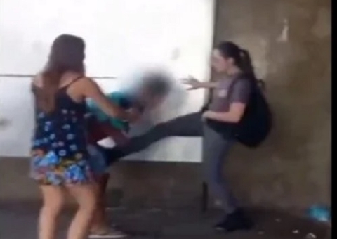 Vídeo: PM recusa ajuda a jovem ameaçado por homem armado: 'estou de folga'