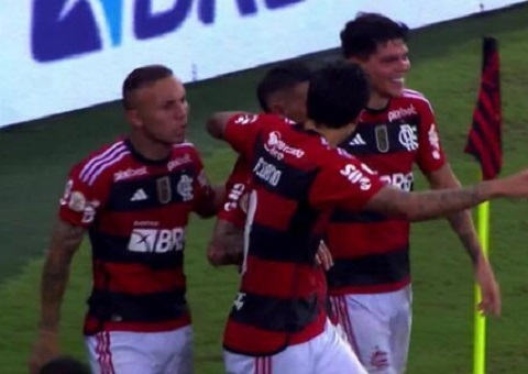 Flamengo vence Bragantino e entra na briga pelo título do Brasileiro