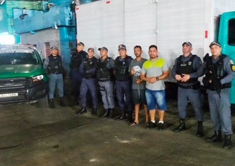 Motorista é resgatado após ser feito refém dentro de caminhão-baú em Manaus