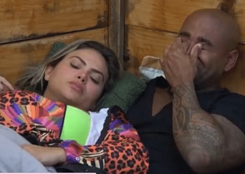 Black chora com medo de eliminação de Kally em A Fazenda