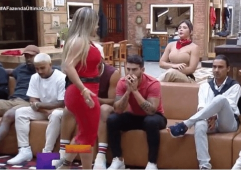 Kally e Jaque brigam durante Hora do Faro; vídeo