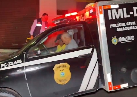 Vizinhos sentem odor e encontram corpo carbonizado dentro de kitnet em Manaus