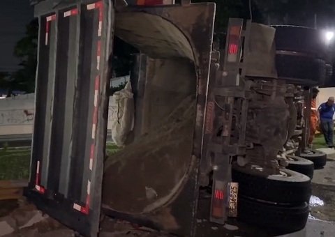 Motorista fica ferido após caçamba tombar em avenida de Manaus