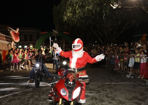 Papai Noel chega de moto na abertura do Mundo encantado do Natal em Manaus