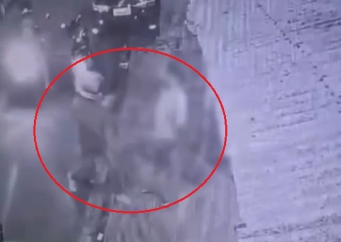 Clientes de bar são rendidos por bandido durante assalto em Manaus; vídeo