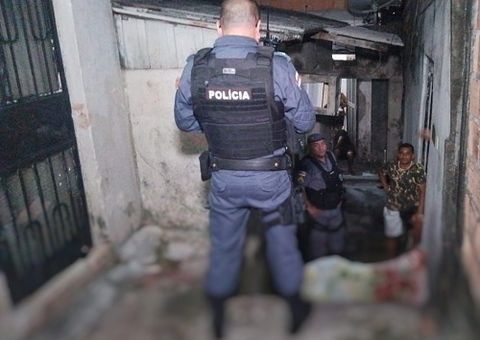 Homem é esfaqueado até a morte em beco de Manaus