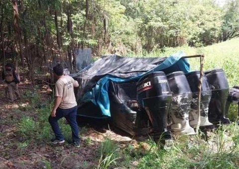 Polícia destrói lancha que seria usada por traficantes no Amazonas